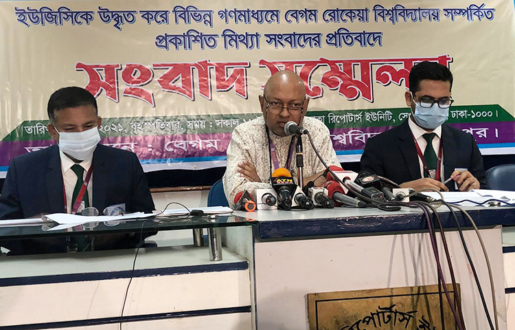 আজ ঢাকা রিপোর্টার্স ইউনিটির (ডিআরইউ) সাগর-রুনি মিলনায়তনে আয়োজিত সংবাদ সম্মেলন করেন বেগম রোকেয়া বিশ্ববিদ্যালয়ের (বেরোবি) উপাচার্য অধ্যাপক ড. নাজমুল আহসান কলিমুল্লাহ। সংবাদ সম্মেলনে তিনি বলেন, শিক্ষামন্ত্রী ডা. দীপু মনির পরামর্শে বিশ্ববিদ্যালয় মঞ্জুরি কমিশন (ইউজিসি) মিথ্যা প্রতিবেদন দিয়েছে। ছবি: জাগো নিউজ