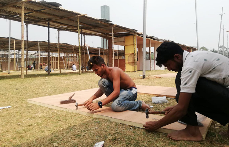 আজ দুপুরে সোহরাওয়ার্দী উদ্যানে গিয়ে দেখা গেছে বইমেলার জন্য স্টল নির্মাণের কাজে ব্যস্ত কর্মীরা। ছবি: সংগৃহীত