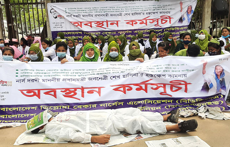 নার্সেস ইউনিয়নের সদস্যরা অবস্থান কর্মসূতিতে জানিয়েছেন, বঙ্গবন্ধু শেখ মুজিবুর রহমানের জন্মশতবার্ষিকী ও মুজিববর্ষ উদযাপন এবং স্বাধীনতার রজতজয়ন্তী উদযাপনের জন্য আগামী ২৭ মার্চ পর্যন্ত ঢাকা মহানগরীতে সব কর্মসূচি স্থগিত থাকবে। ছবি: জাগো নিউজ