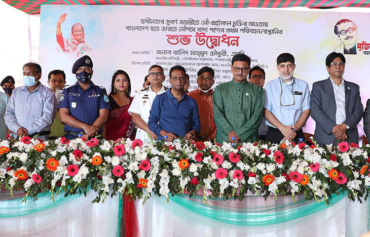 এ সমসয় উপস্থিত ছিলেন নরসিংদী-২ এর সংসদ সদস্য আনোয়ারুল আশরাফ খান, বাণিজ্য মন্ত্রণালয়ের সচিব জাফর উদ্দীন, নৌ মন্ত্রণালয়ের সচিব মোহাম্মদ মেজবাহ উদ্দীন চৌধুরী, বিআইডব্লিউটি এর পরিচালক মুহাম্মদ রফিকুল ইসলাম, অতিরিক্ত জেলা প্রশাসক (সার্বিক) কমল কুমার ঘোষ, অতিরিক্ত পুলিশ সুপার ইনামুল হক সাগর এবং প্রাণ-আরএফএল গ্রæপের উর্ধ্বতন কর্মকর্তারা এসময় উপস্থিত ছিলেন। ছবি: জাগো নিউজ