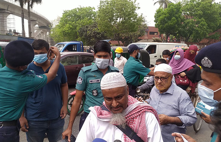 মাস্ক বিতরণকালে ডিএমপির অতিরিক্ত পুলিশ কমিশনার (ক্রাইম অ্যান্ড অপারেশনস) কৃষ্ণ পদ রায় বলেছেন, ‘জোর করে কিংবা আইন প্রয়োগ করে নয়, মানুষকে উদ্বুদ্ধ করে ও সচেতনতা সৃষ্টি করে মাস্ক ব্যবহারে বাধ্য করতে চায় পুলিশ।’ ছবি: জাগো নিউজ