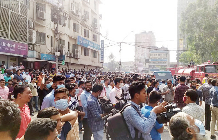 অগ্নিকাণ্ড দেখতে উৎসুক জনতার ভিড়। ছবি: বিপ্লব দিক্ষিৎ