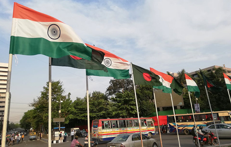 ভারতের প্রধানমন্ত্রীকে স্বাগত জানাতে সড়কে উড়ছে দুই দেশের পতাকা। ছবি: মাহবুব আলম