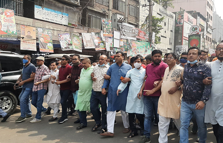 আওয়ামী লীগ ও সহযোগী সংগঠনগুলোর নেতাকর্মীরা হেফাজতে ইসলামের ডাকা আজকের হরতালের বিরুদ্ধে রাজধানীতে বিক্ষোভ মিছিল করেন। ছবি: বিপ্লব দিক্ষিৎ