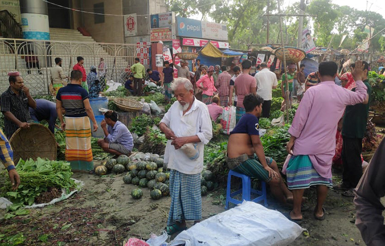 কারওয়ান বাজারে শতকরা ৯৫ ভাগ ক্রেতা-বিক্রেতার মুখেই মাস্ক নেই। ছবি: জাগো নিউজ