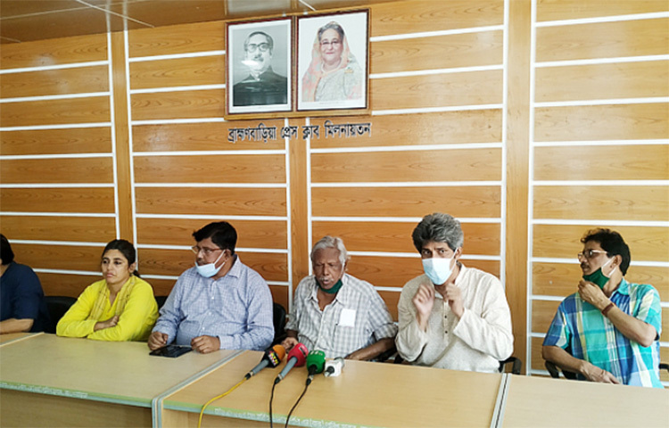 ব্রাহ্মণবাড়িয়ায় সহিংসতায় ক্ষতিগ্রস্ত বিভিন্ন জায়গা পরিদর্শনে গিয়ে আজ দুপুওে ব্রাহ্মণবাড়িয়া প্রেস ক্লাবে সাংবাদিকদের সঙ্গে মতবিনিময়কালে করেন গণস্বাস্থ্য কেন্দ্রের প্রতিষ্ঠাতা ও ট্রাস্টি ডা. জাফরুল্লাহ চৌধুরী। ছবি: জাগো নিউজ