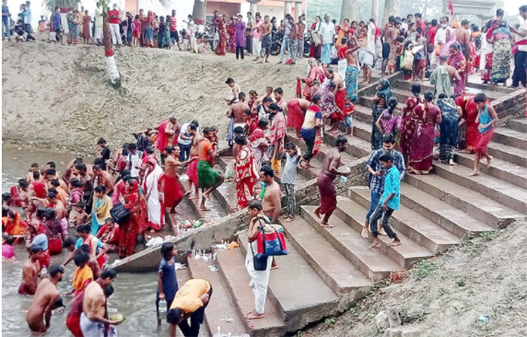করোনা সংক্রমণের কারণে এবার গোপালগঞ্জে বারুণী স্নানোৎসব ও মেলা প্রশাসন বন্ধ ঘোষণা করলেও সেখানে জড়ো হয়েছেন হাজার হাজার মতুয়া ভক্ত। কাশিয়ানী উপজেলার ওড়াকান্দির ঠাকুরবাড়িতে আজ সূর্য ওঠার আগেই স্নানোৎসবে যোগ দিতে দলে দলে এসেছেন মতুয়া সম্প্রদায়ের অনুসারীরা। ছবি: জাগো নিউজ