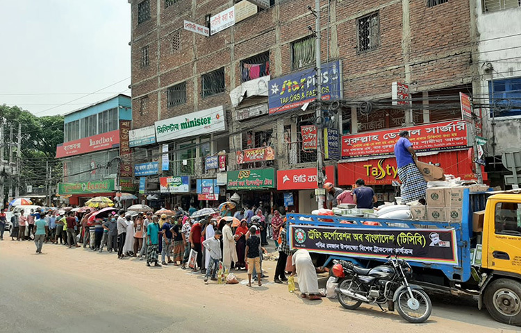 সরেজমিনে রাজধানীর রামপুরা, শান্তিনগর ও ফকিরাপুল বাজারে টিসিবির ট্রাকসেলের সামনে দীর্ঘ লাইন দেখা গেছে। রামপুরা বাজারে টিসিবির ট্রাক সেলে বিক্রি শুরু হয় দুপুর ১২টায়। ছবি: জাগো নিউজ