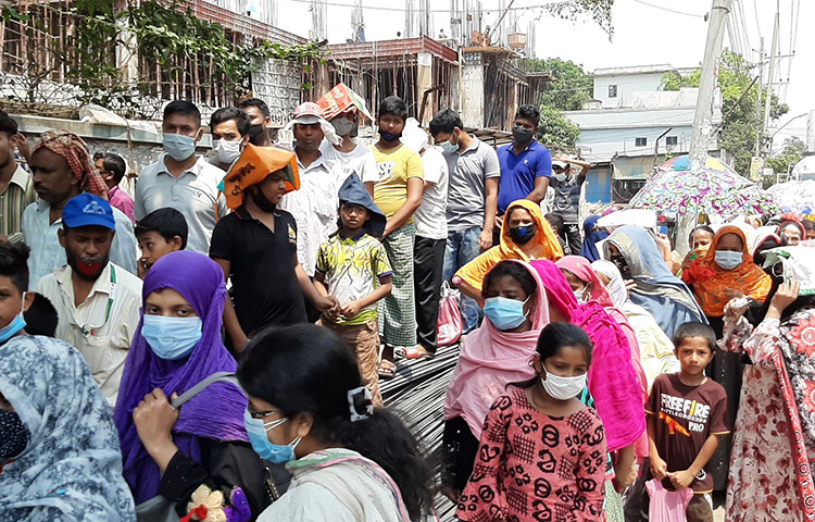 ওএমএস’র চাল কিনতে রোদে পুড়ে অপেক্ষা নিম্ন আয়ের মানুষের। রাজধানীর আজিমপুর এলাকায় আজ এমন দৃশ্য দেখা গেছে। ছবি: জাগো নিউজ