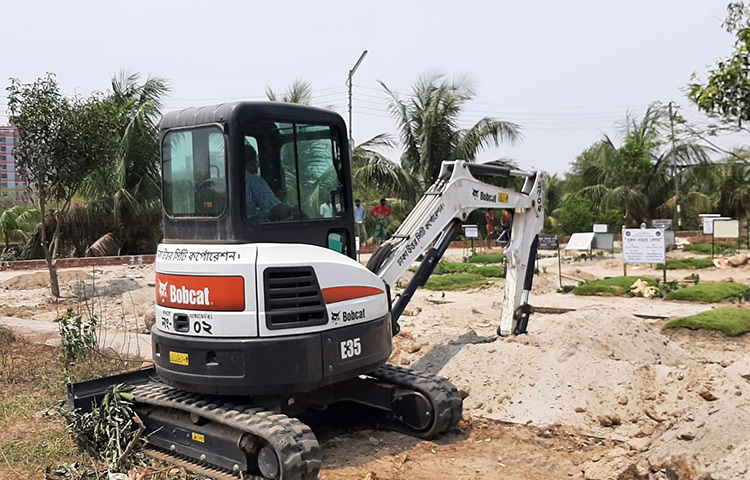 করোনাভাইরাসে আক্রান্ত হয়ে মৃতদের যেসব কবরে সমাহিত করা হয় সেগুলো খোঁড়া হয় এক্সক্যাভেটর (ভেকু) মেশিন দিয়ে। এরপর যথাযথ সর্তকতা অবলম্বন করে মরদেহ সমাহিত করা হয় বলে জানান কর্মীরা। ছবি: জাগো নিউজ