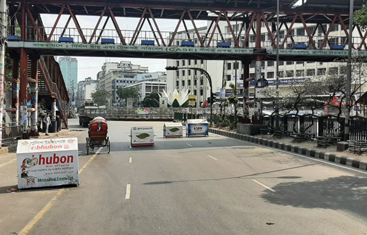 মাতিঝিলের শাপলা চত্ত্বরের চেকপোস্টটিও ফাঁকা দেখা যায়। ছবি: জাগো নিউজ