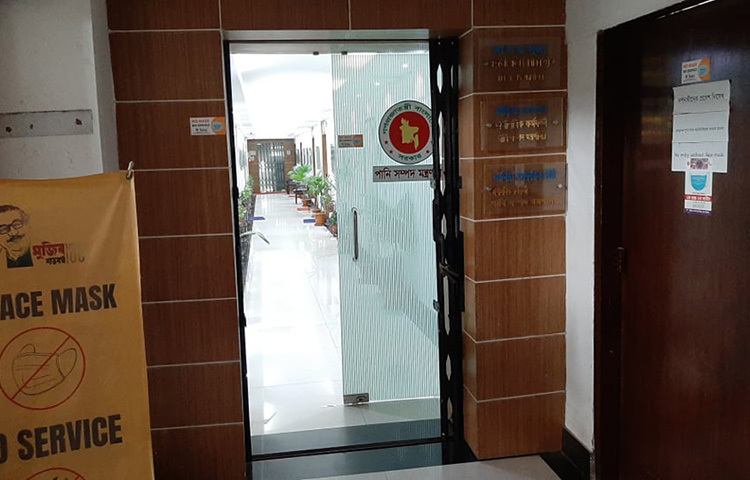 করোনাভাইরাসের সংক্রমণ রোধে চলমান লকডাউনের মধ্যে সচিবালয়ে মন্ত্রণালয় ও বিভাগগুলোর জরুরি সেবা দেয়া শাখাগুলো খোলা রয়েছে। তবে কর্মকর্তা-কর্মচারীদের উপস্থিতি খুবই কম। ছবি: জাগো নিউজ