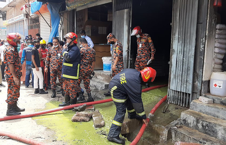 ঢাকা জেলা প্রশাসনের লালবাগ সার্কেলের সহকারী কমিশনার (ভূমি) ও নির্বাহী ম্যাজিস্ট্রেট ফারজানা রহমান জাগো নিউজকে বলেন, ওই ভবনের নিচ তলায় রাসায়নিকের অনেকগুলো দোকান এবং গুদাম রয়েছে। ছবি: জাগো নিউজ