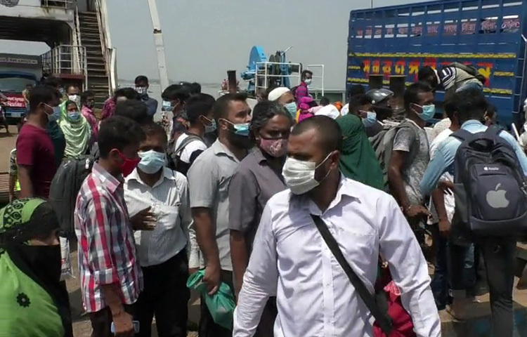 জানা গেছে, মুন্সিগঞ্জের শিমুলিয়াঘাট হয়ে রাজধানী ঢাকায় কর্মস্থলে ফেরা মানুষের পথে পথে ভোগান্তি ও গলাকাটা ভাড়া গুনতে হয়েছে। ঘাটে দেশের দক্ষিণাঞ্চল থেকে ঢাকায় ফেরা হাজারো মানুষের ভিড় দেখা যায়। ছবি: জাগো নিউজ