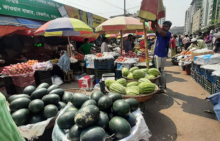 কারওয়ান বাজারে ফলের দোকানগুলোতে রমজান উপলক্ষে ক্রেতাদের ভিড় বেশি। ছবি: জাগো নিউজ