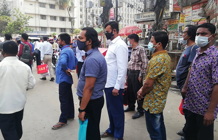 নিজ নিজ গন্তব্যে যাওয়ার জন্য গাড়ির অপেক্ষায় আছেন এই সব মানুষ। আজ দুপুরে রাজধানীর পল্টন এলাকা থেকে এই ছবি তোলা হয়েছে। ছবি: বিপ্লব দিক্ষিৎ