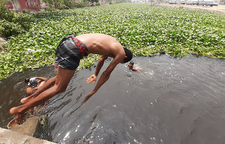 গরমে দিশেহারা সবাই। দুরন্ত শিশু-কিশোররা গরম থেকে বাঁচতে পানিতে ঝাঁপ দিচ্ছে। ছবিটি রাজধানীর মাতুয়াই থেকে তোলা হয়েছে। ছবি: বিপ্লব দিক্ষিৎ