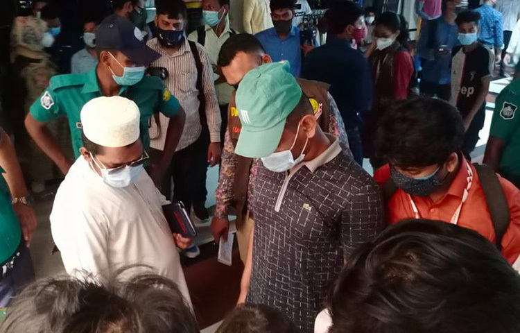 ঈদ সামনে রেখে খোলা থাকা মার্কেট ও দোকানপাটে কঠোরভাবে স্বাস্থ্যবিধি মানার কথা বলা হলেও অনেকেই তা মানছেন না। এজন্য স্বাস্থ্যবিধি মানাতে অভিযানে নেমেছে ঢাকা মেট্রোপলিটন পুলিশ। আজ দুপুরে রাজধানীর পান্থপথে বসুন্ধরা সিটি শপিং কমপ্লেক্সে অভিযান চালিয়ে ১৭ জনকে সাড়ে ৫ হাজার টাকা জরিমানা করেছে ডিএমপির ভ্রাম্যমাণ আদালত। ছবি: জাগো নিউজ