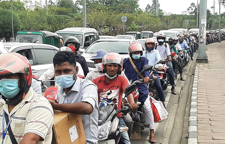 গণপরিবহন চালুর প্রথম দিনে আজ রাজধানীর বিভিন্ন সড়কে তীব্র যানজট দেখা গেছে। ছবি: মাহবুব আলম