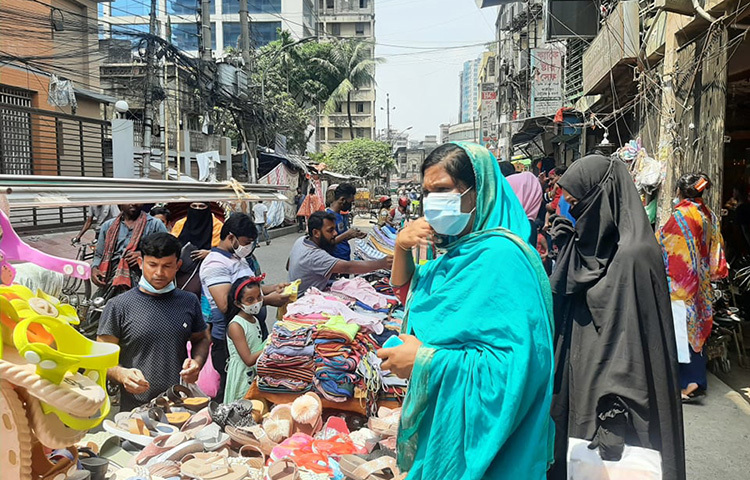 ঈদ উদযাপনের অন্যতম অনুষঙ্গ হচ্ছে জুতা। তাই ফুটপাতের দোকানে ক্রেতাদের ভিড়। ছবি: বিপ্লব দিক্ষিৎ