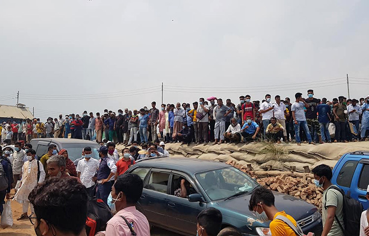 ফেরির জন্য অপেক্ষমান ঘরমুখো শত শত মানুষ। ছবি: জাগো নিউজ