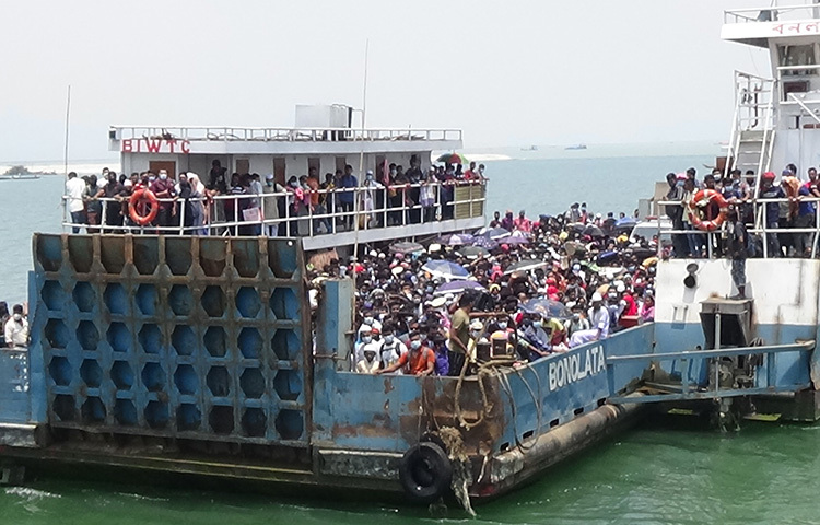 তবে এ সময় যাত্রীদের সামাজিক দূরত্ব ও স্বাস্থ্যবিধি মানতে দেখা যায়নি। এছাড়া অনেকের মুখে ছিল না মাস্ক। ছবি: রুবেলুর রহমান