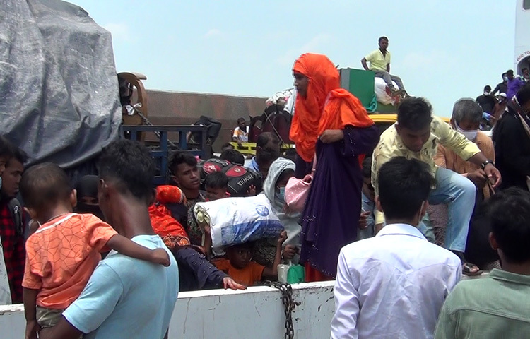 পদ্মা পাড়ের উভয় ঘাটেই যাত্রী বেড়েছে। তবে ঈদে কর্মস্থলমুখী যাত্রীর চেয়ে এখনো বাড়ি ফেরা যাত্রীর পরিমাণ অনেক বেশি। ছবি: জাগো নিউজ