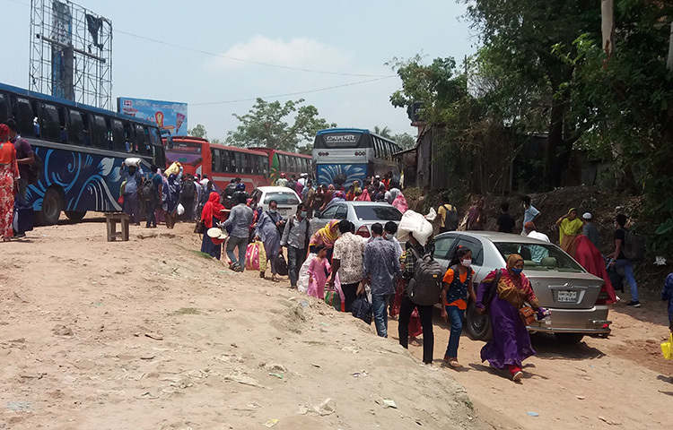 অভ্যন্তরীণ গণপরিবহন, প্রাইভেটকার, মাইক্রোবাস ও মোটরসাইকেলে ভেঙে ভেঙে অতিরিক্ত ভাড়া দিয়ে ফিরছেন তারা। সরেজমিনে পাটুরিয়া ঘাটে দেখা গেছে, ঘাট থেকে ছেড়ে আসা প্রতিটি ফেরিতেই যাত্রীর ভিড়। ফেরিগুলোতে স্বাস্থ্যবিধি মানার কোনো বালাই ছিল না। ছিল না প্রশাসনের তৎপরতাও। ছবি: জাগো নিউজ