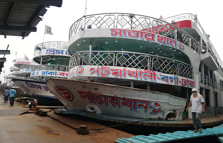 ঘূর্ণিঝড় ইয়াসের কারণে লঞ্চ চলাচল বন্ধ থাকার পর আজ থেকে আবার চলাচল শুরু হয়েছে। ছবি: বিপ্লব দিক্ষিৎ
