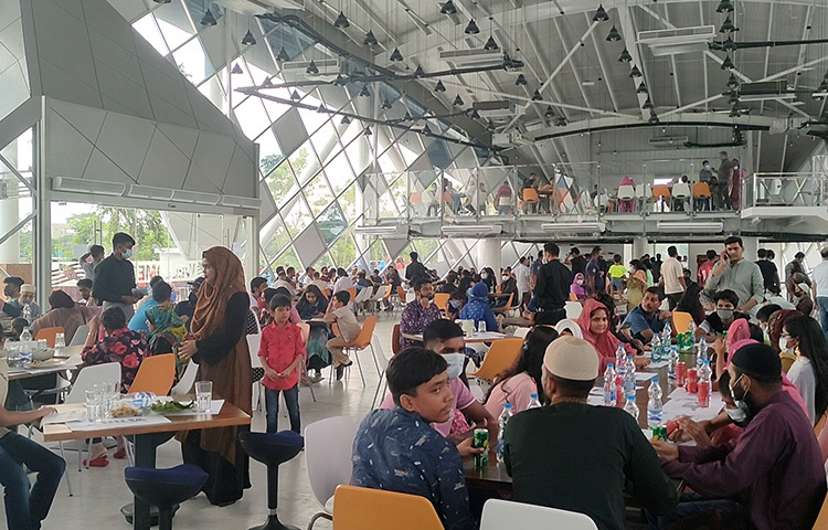 পদ্মাপাড়ের জেলা মুন্সিগঞ্জের মাওয়া শিমুলিয়া ঘাটে ইলিশের স্বাদ উপভোগে ভোজন রসিকদের ভিড় হরহামেশা লেগেই থাকে। এবার সেই ঘাটের অদূরে ‘প্রজেক্ট হিলসা’ নামে নির্মিত হলো দেশের প্রথম ইলিশ মাছের আদলে রেস্টুরেন্ট। ছবি: জাগো নিউজ