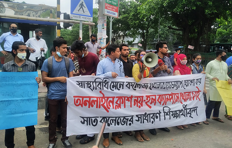 অবিলম্বে হল-ক্যাম্পাস খুলে দেয়ার দাবি জানিয়েছেন ঢাকা বিশ্ববিদ্যালয়ের অধিভুক্ত সাত কলেজের শিক্ষার্থীরা। আজ সকাল ১১টায় রাজধানীর নীলক্ষেত মোড়ে আয়োজিত এক মানববন্ধনে এ দাবি জানান তারা। ছবি: জাগো নিউজ