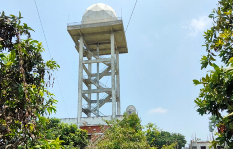 দীর্ঘ ৯ বছর ধরে বিকল হয়ে পড়ে আছে রংপুর আবহাওয়া, রাডার ও ভূকম্পন পর্যবেক্ষণাগারের একমাত্র রাডারটি। ফলে প্রাকৃতিক দুর্যোগপূর্ণ আবহাওয়ার পূর্বাভাস না পাওয়ায় প্রায় ৪০০ কিলোমিটার এলাকার মানুষজন আগাম প্রস্তুতি নিতে ব্যর্থ হচ্ছেন। ছবি: জীতু কবির