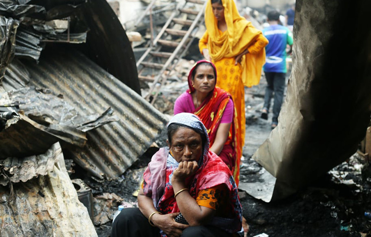 তিল তিল করে গড়া সংসারের সবকিছু পুড়ে ছাই হয়েছে বস্তিবাসীর। ছাইয়ের মাঝেই এখন তারা খুঁজে বেড়াচ্ছেন শেষ সম্বলটুকু। বস্তির বাসিন্দারের চোখে-মুখে ভবিষ্যতের অনিশ্চয়তায় ছাপ। ছবি: মাহবুব আলম