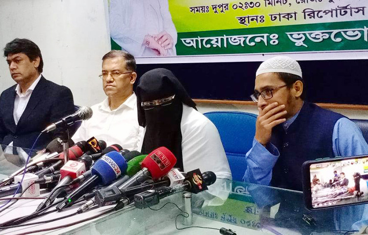 ঢাকা রিপোর্টার্স ইউনিটের সাগর-রুনি মিলনায়তনে সংবাদ সম্মেলন করেন নিখোঁজ ইসলামিক বক্তা আবু ত্ব-হা মুহাম্মদ আদনানের স্ত্রী। তিনি প্রধানমন্ত্রী শেখ হাসিনাসহ আইনশৃঙ্খলা বাহিনীর কাছে স্বামীকে ফিরে পাওয়ার আকুতি জানিয়েছেন। ছবি: বিপ্লব দিক্ষিৎ