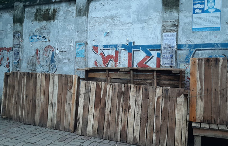 রাজধানীর ঢাকা কলেজ এলাকার ফুটপাতের অস্থায়ী চেয়ার, টেবিল ও চৌকি বিক্রেতাদের বিক্রি একেবারেই নেই বললেই চলে। বিক্রেতারা বলছেন স্কুল-কলেজ-বিশ্ববিদ্যালয় বন্ধ থাকায় তাদের ব্যবসা মন্দা। ছবি: জাগো নিউজ