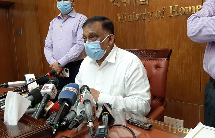 জাতীয় পরিচয়পত্রের মূল কার্যক্রম বর্তমান অবস্থান আগারগাঁও থেকেই হবে জানিয়ে স্বরাষ্ট্রমন্ত্রী আসাদুজ্জামান খান কামাল বলেন, ‘সচিবালয় থেকে হবে মনিটরিং।’ আজ সচিবালয়ে পবিত্র ঈদুল আজহা উপলক্ষে আইনশৃঙ্খলা সংক্রান্ত বৈঠক শেষে সাংবাদিকদের প্রশ্নের জবাবে মন্ত্রী এ কথা বলেন। ছবি: জাগো নিউজ