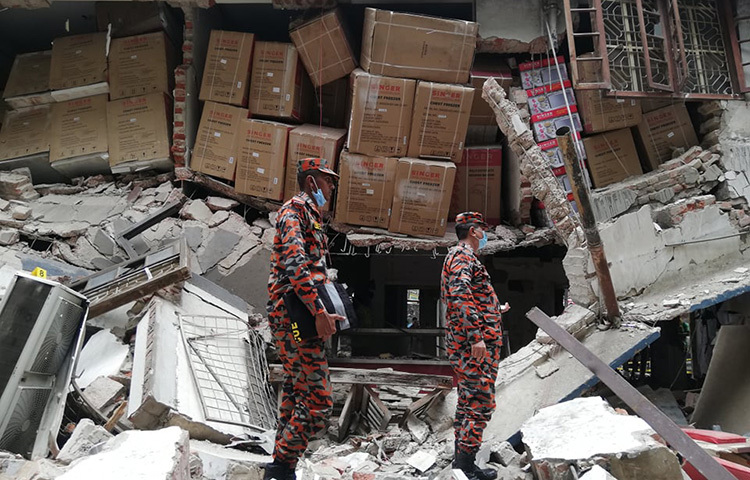 রাজধানীর মগবাজারে বিস্ফোরণের ঘটনা নাশকতা কি-না, তা তদন্ত করছে ফায়ার সার্ভিস অ্যান্ড সিভিল ডিফেন্স ও পুলিশ। বিস্ফোরণের ঘটনায় সম্ভাব্য কারণ অনুসন্ধানে ঘটনাস্থল থেকে আলামত সংগ্রহ করছে পুলিশের অপরাধ তদন্ত বিভাগের ফরেনসিক ও ক্রাইম সিন ইউনিট। এদিকে ফায়ার সার্ভিস কর্তৃক গঠিত তদন্ত কমিটি ঘটনাস্থল পরিদর্শন ও আলামত সংগ্রহ করছেন। ছবি: জাগো নিউজ