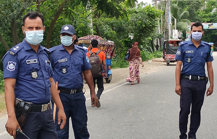গণপরিবহন যাতে না চলতে পারে সে জন্য রাস্তায় দায়িত্বরত পুলিশ। ছবি: আরাফাত রায়হান সাকিব