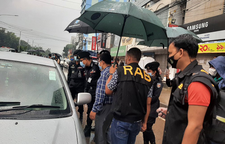 সকাল থেকেই রাজধানীতে নেমেছেন ভ্রাম্যমাণ আদালত। দুপুর ১২টায় মিরপুরের দারুস সালাম রোডে একজন ম্যাজিস্ট্রেটের নেতৃত্বে র‌্যাব-৪ এর একটি টিমকে যান চলাচল নিয়ন্ত্রণে কাজ করতে দেখা যায়। ছবি: মাহবুব আলম
