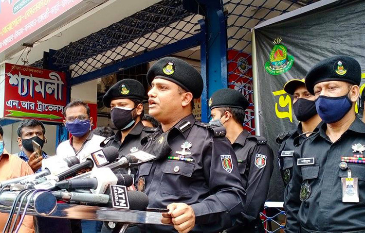 আজ রাজধানীর রাসেল স্কয়ারে বিধিনিষেধে র‌্যাবের কার্যক্রম পরিদর্শন শেষে র‌্যাবের লিগ্যাল অ্যান্ড মিডিয়া উইংয়ের পরিচালক কমান্ডার খন্দকার আল মঈন গণমাধ্যমের সাথে কথা বলেন। ছবি: জাগো নিউজ