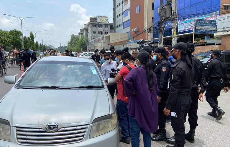 রাজধানীর হয় মিরপুর ১ নাম্বারের দারুস সালাম রোড এলাকায় র‌্যাব ভ্রাম্যমাণ আদালত পরিচালনা করে। ছবি: বিপ্লব দিক্ষিৎ