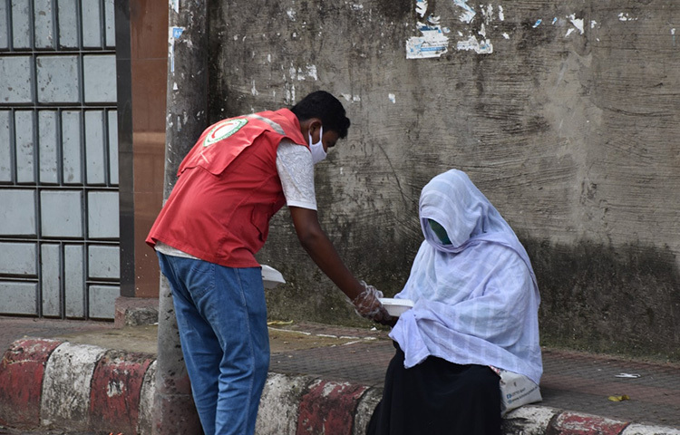 কঠোর বিধিনিষেধের কারণে চট্টগ্রাম নগরীর দেব পাহাড়, ঘাটফরহাদবেগ, বলুয়ারদিঘীর পাড়, মাস্টারপুল, কোরবাণীগঞ্জ ও বক্সিরহাট এলাকায় দরিদ্র-অসহায় মানুষের মাঝে খাবার বিতরণ করে বাংলাদেশ রেড ক্রিসেন্ট সোসাইটি। ছবি: সংগৃহীত