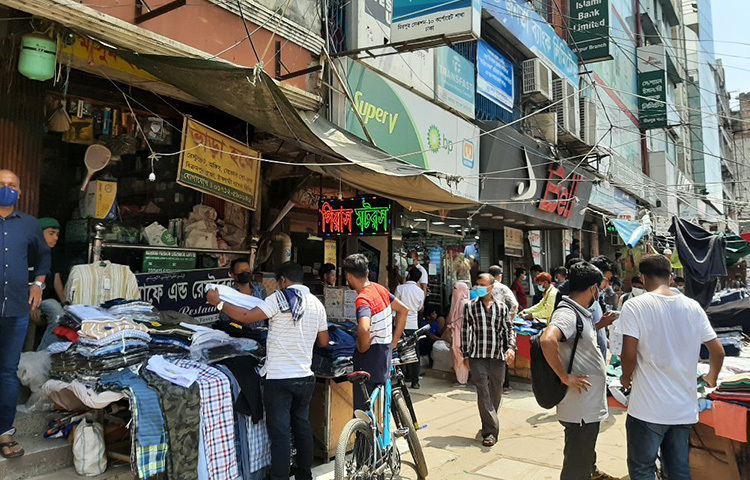প্রখর রোদ উপেক্ষা করে মিরপুর ১০ নম্বরের শাহ্আলী মার্কেটের আশপাশ ও ফায়ার সার্ভিসের সামনে ফুটপাতে পসরা সাজিয়ে বসেছেন ক্ষুদ্র ব্যবসায়ীরা। ছবি: জাগো নিউজ