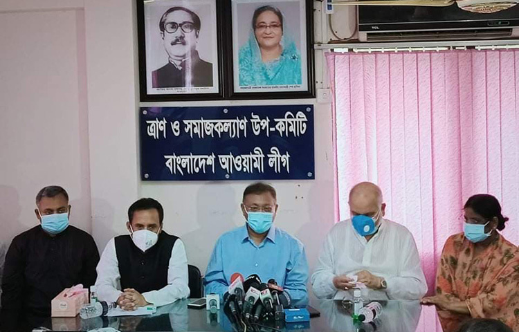 তথ্য ও সম্প্রচারমন্ত্রী এবং আওয়ামী লীগের যুগ্ম সাধারণ সম্পাদক ড. হাছান মাহমুদ আজ দুপুরে রাজধানীর ধানমন্ডিতে আওয়ামী লীগ সভাপতির রাজনৈতিক কার্যালয়ে প্রধানমন্ত্রীর ঈদ উপহার ও করোনা সুরক্ষা সামগ্রী বিতরণ অনুষ্ঠানে প্রধান অতিথি হিসেবে বক্তৃতা করেন। ছবি: জাগো নিউজ