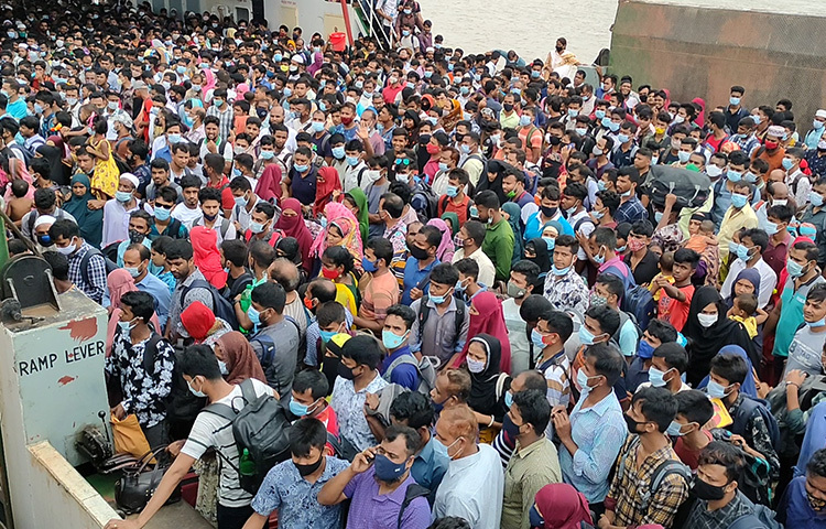 সরেজমিনে দেখা যায়, কানাকানায় যাত্রী ভর্তি ফেরি কুঞ্জলতা বাংলাবাজার থেকে পদ্মা পাড়ি দিয়ে নোঙর করে শিমুলিয়া ২নং ফেরি ঘাটে।ফেরিতে গাদাগাদিতে  নূন্যতম স্বাস্থ্যবিধি ও সামাজিক দূরত্ব মানা হয়নি। ছবি: আরাফাত রায়হান সাকিব