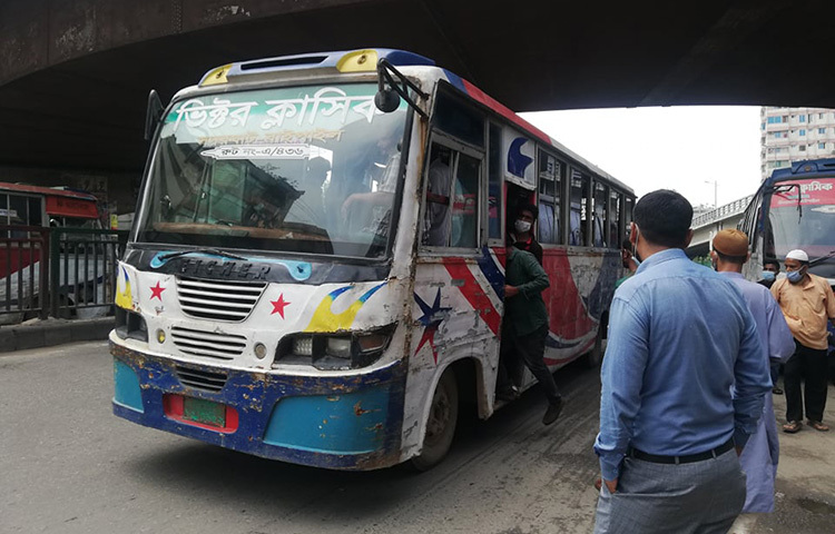 রাধানীতে আজকের সকালের বাস চলাচলের দৃশ্য। ছবি: বিপ্লব দিক্ষিৎ