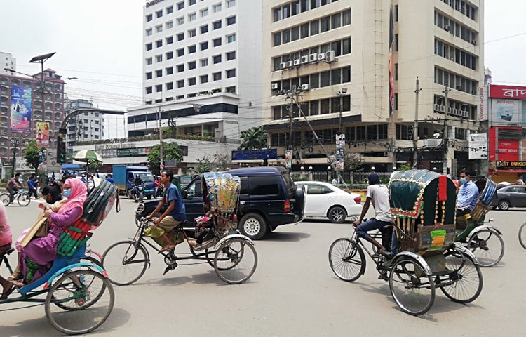 রফতানিমুখী শিল্প-কারখানা খুলে দেয়ার পর রাজধানীতে মানুষের চলাচল বেড়েছে। তাই রাস্তায় রিকশা চলাচল বেড়েছে। ছবি: জাগো নিউজ