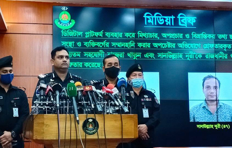 হেলেনা জাহাঙ্গীরের অন্যতম সহযোগী হাজেরা খাতুন ও সানাউল্ল্যাহ নূরীকে গ্রেফতারের পর জিজ্ঞাসাবাদে আজ দুপুরে কারওয়ান বাজার র্যাব মিডিয়া সেন্টারে আয়োজিত এক সংবাদ সম্মেলনে এসব কথা বলেন র্যাবের লিগ্যাল অ্যান্ড মিডিয়া উইংয়ের পরিচালক কমান্ডার খন্দকার আল মঈন। ছবি: বিপ্লব দিক্ষিৎ