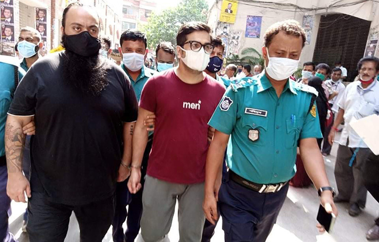 আলোচিত মডেল মাহবুব পিয়াসা ও মৌ আক্তারের প্রধান সমন্বয়ক শরফুল হাসান ওরফে মিশু হাসান ও তার সহযোগী মাসুদুল ইসলাম ওরফে জিসানের বিরুদ্ধে বিভিন্ন মেয়াদে রিমান্ড মঞ্জুর করেছেন আদালত। এর মধ্যে মিশুর পৃথক তিন মামলায় ৯ দিন ও জিসানের পৃথক দুই মামলায় চার দিনের রিমান্ড মঞ্জুর করেন আদালত। ছবি: জাগো নিউজ