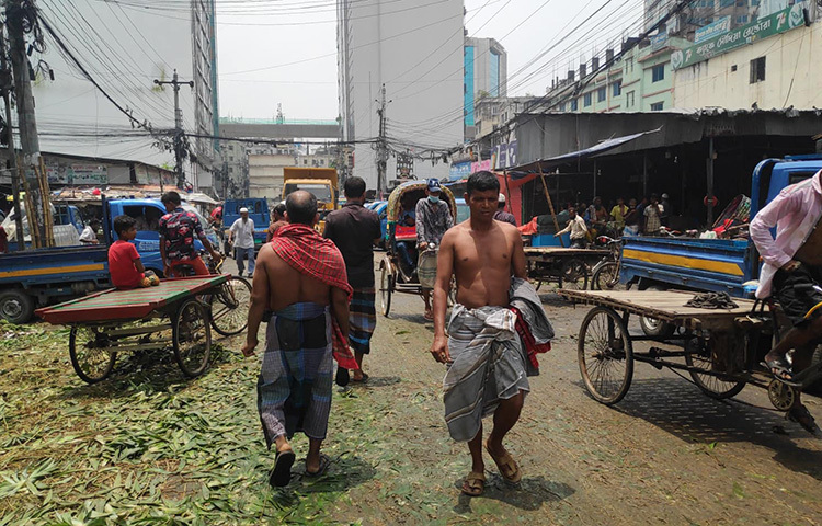 রাজধানীর কারওয়ানবাজারে সংখ্যায় কম হলেও রাস্তার পাশে কিছু দোকানিকে সবজি ও ফল নিয়ে ক্রেতার অপেক্ষায় বসে থাকতে দেখা যায়। স্বল্পসংখ্যক বিক্রেতা যারা আছেন, তাদের অধিকাংশের মুখে মাস্ক নেই। ছবি: জাগো নিউজ